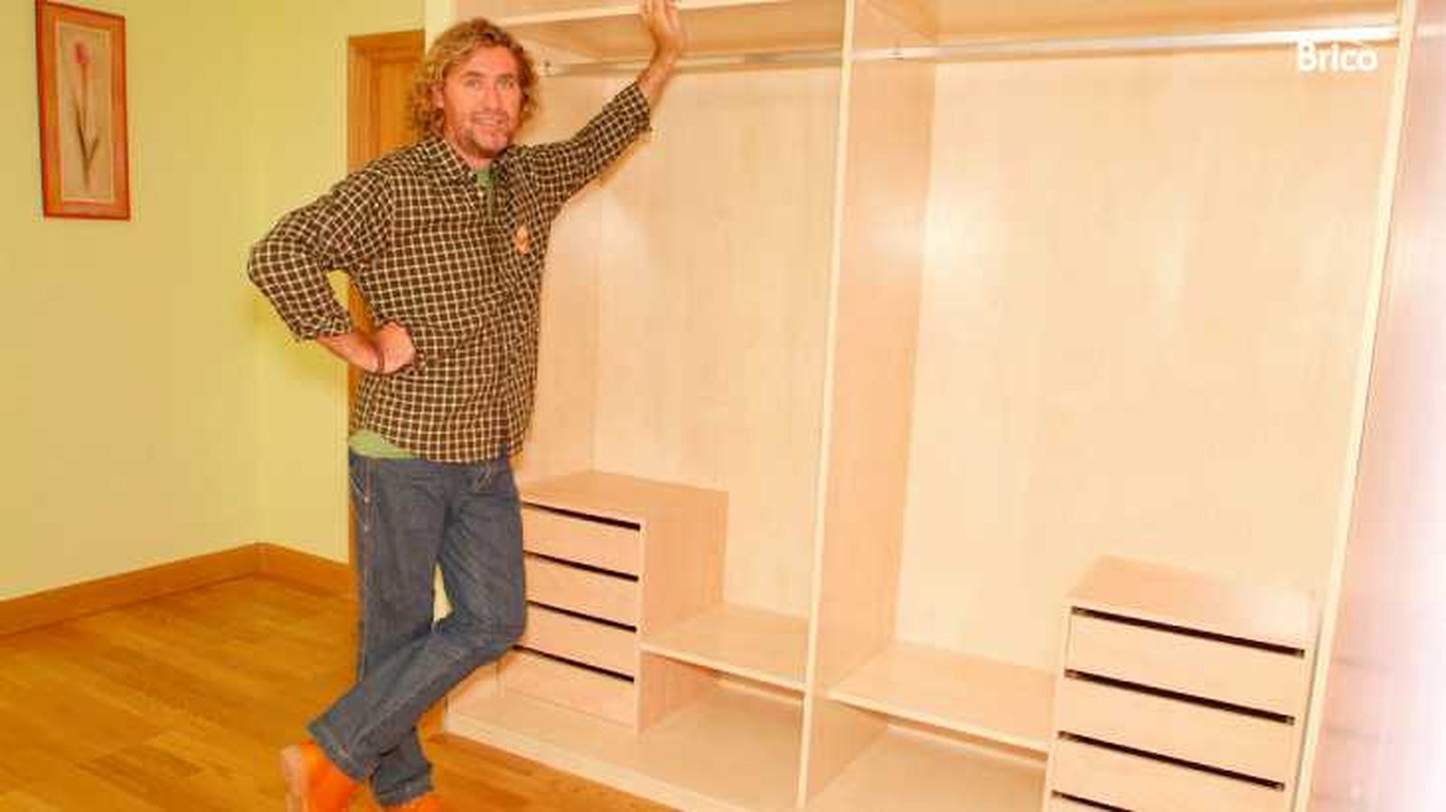 Kristian Pielhoff tras hacer el interior de un armario empotrado Kristian Pielhoff tras hacer el interior de un armario empotrado