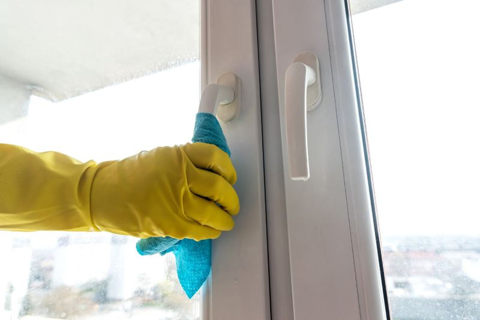 Utiliza agua y jabón suave para limpiar los perfiles de las ventanas Utiliza agua y jabón suave para limpiar los perfiles de las ventanas