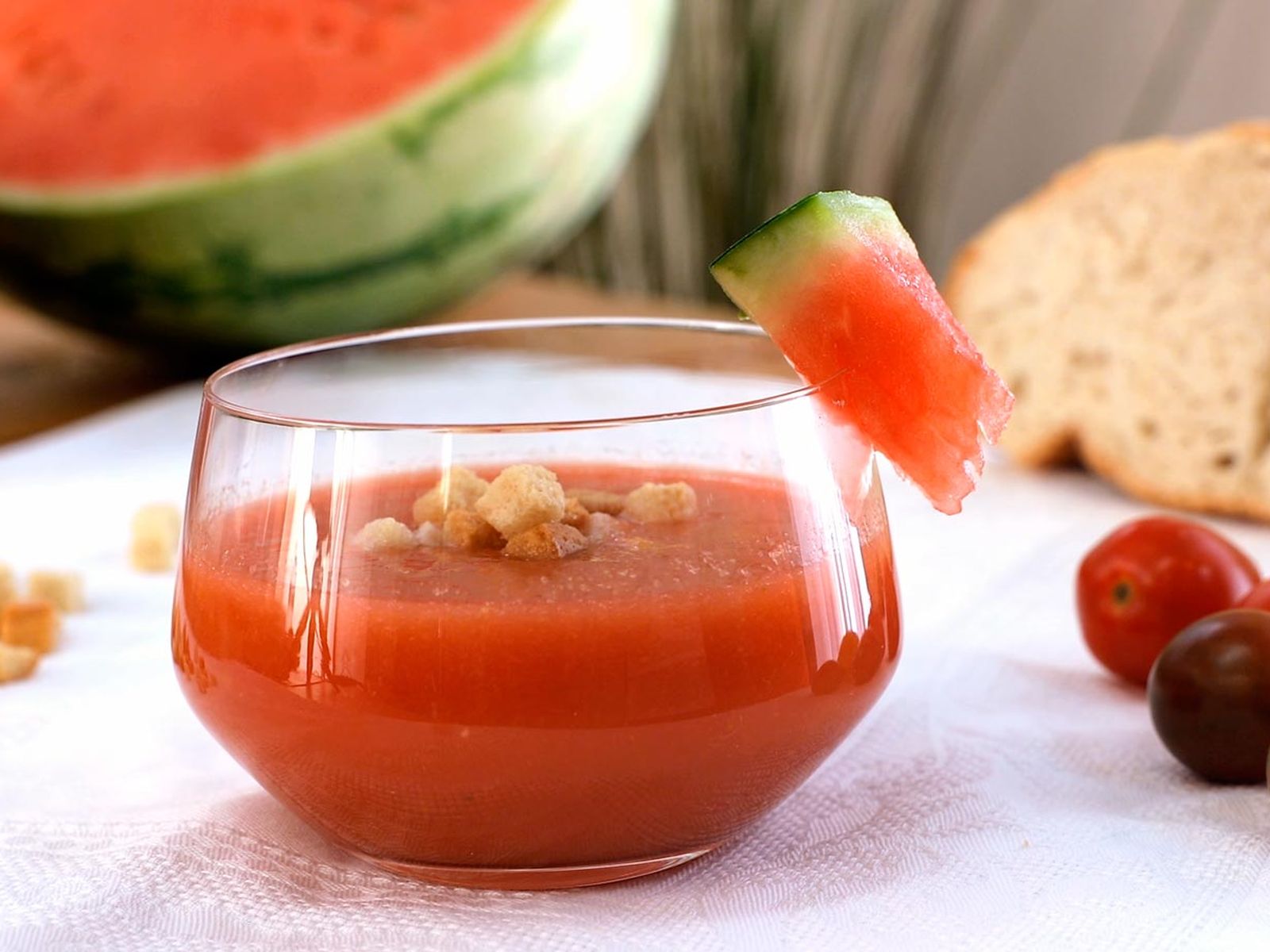 El gazpacho de sandía es una versión también muy refrescante. El gazpacho de sandía es una versión también muy refrescante.