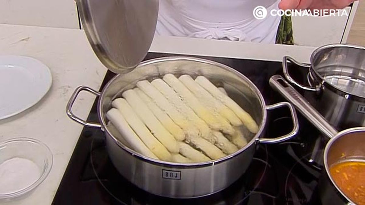 esparragos con sabayon  de txakoli receta karlos arguinano karl67540321 paso1