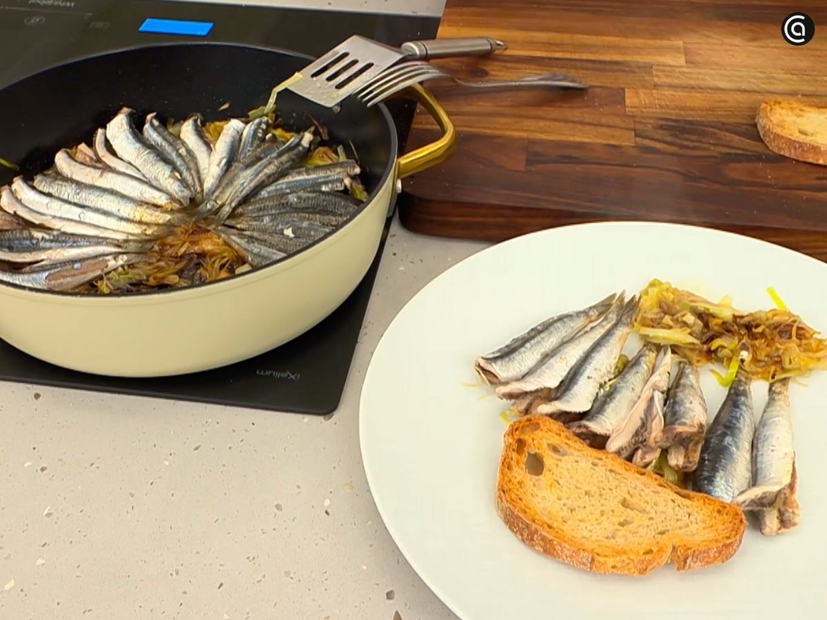 Acompaña las anchoas en cazuela con la fritada de puerro y una rebanada de pan