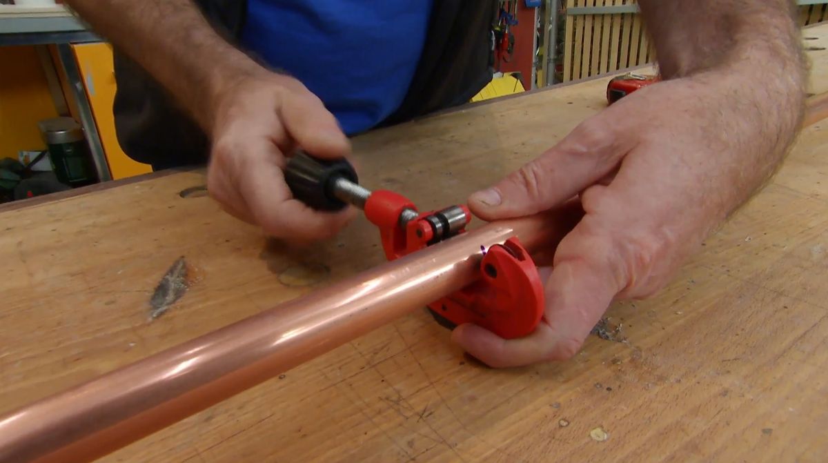 Cómo hacer una estantería de cobre y cerámica paso 2