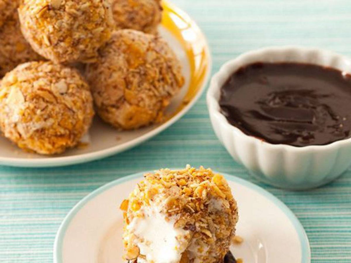 Helado crujiente acompañado de salsa de chocolate: un postre fácil para sorprender.