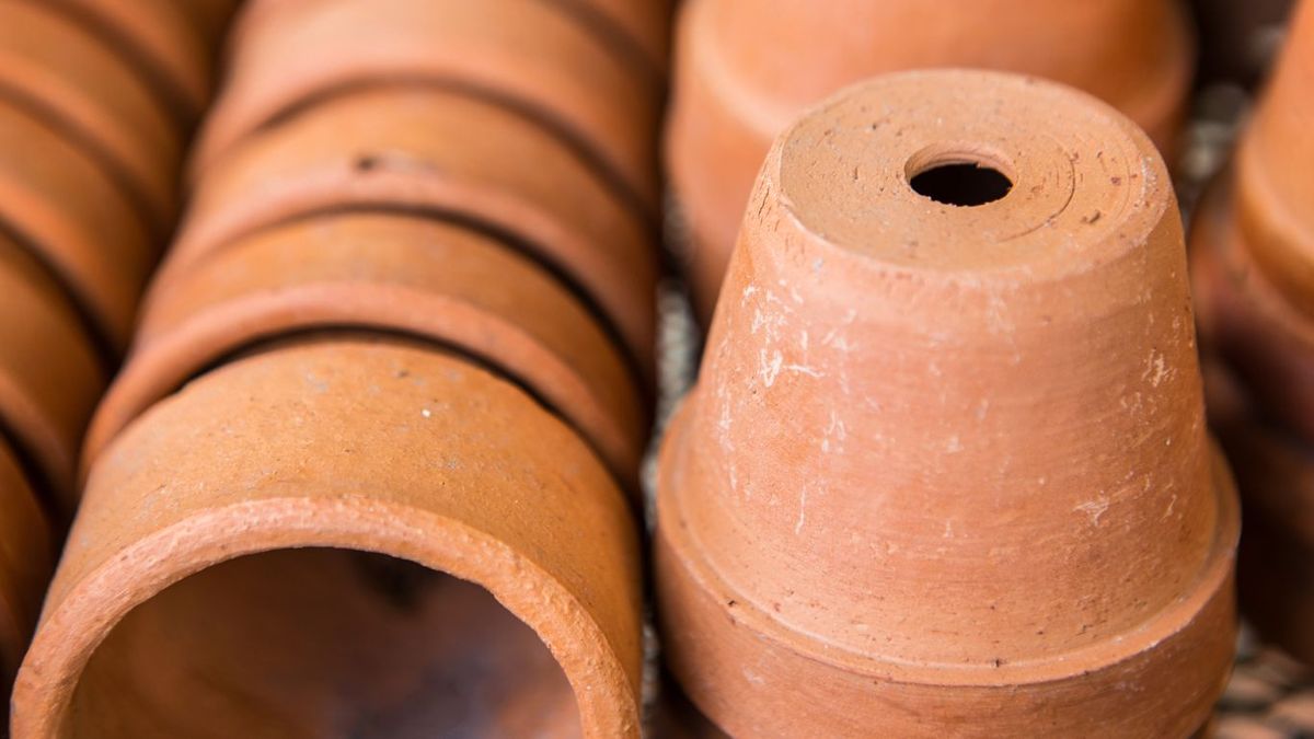 Macetas de barro con drenaje