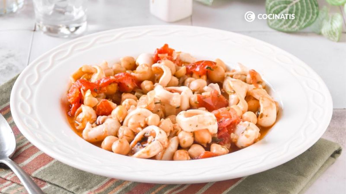 Plato de garbanzos con calamares
