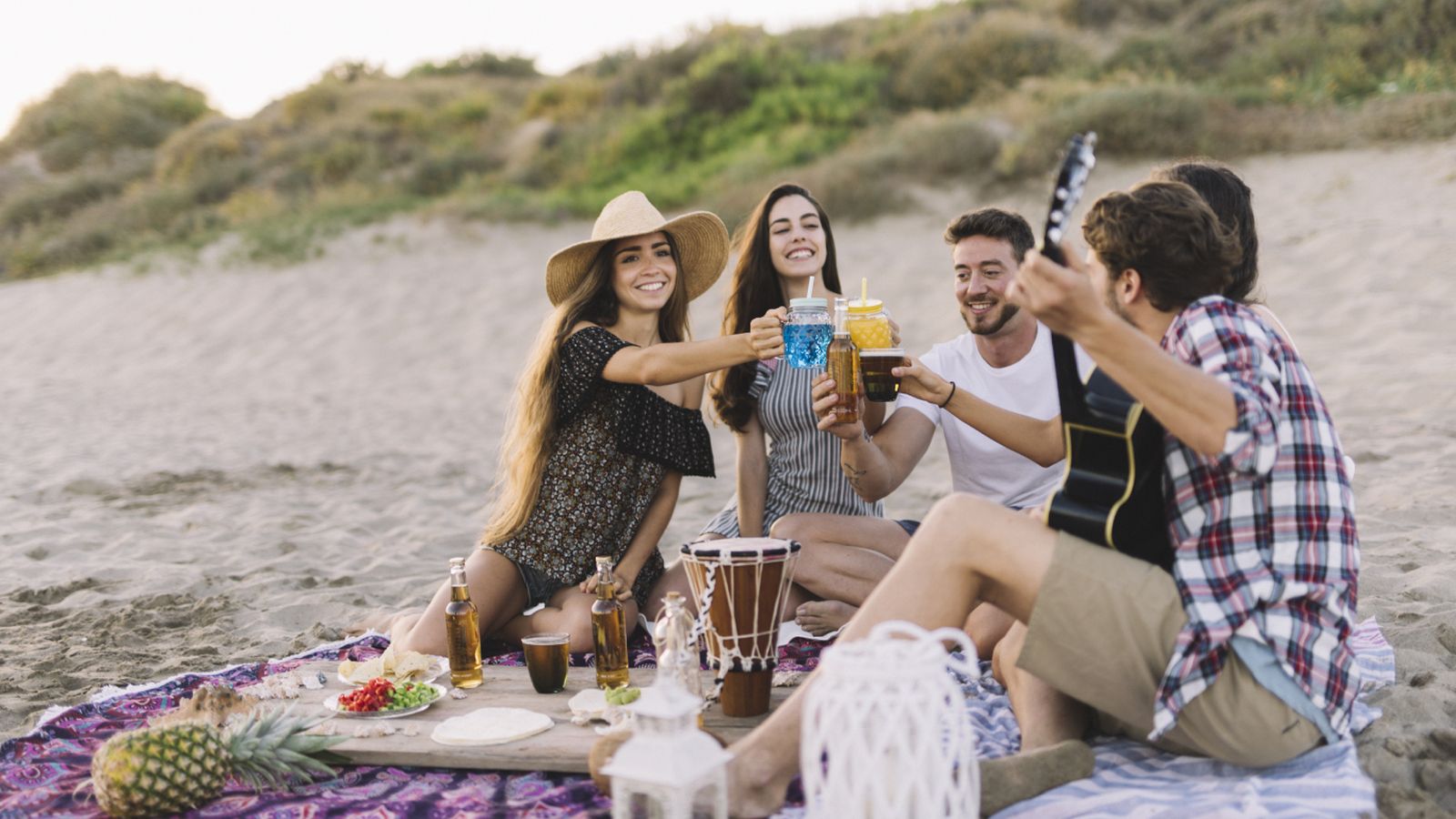 Disfruta de un picnic playero con recetas caseras y buena compañía.