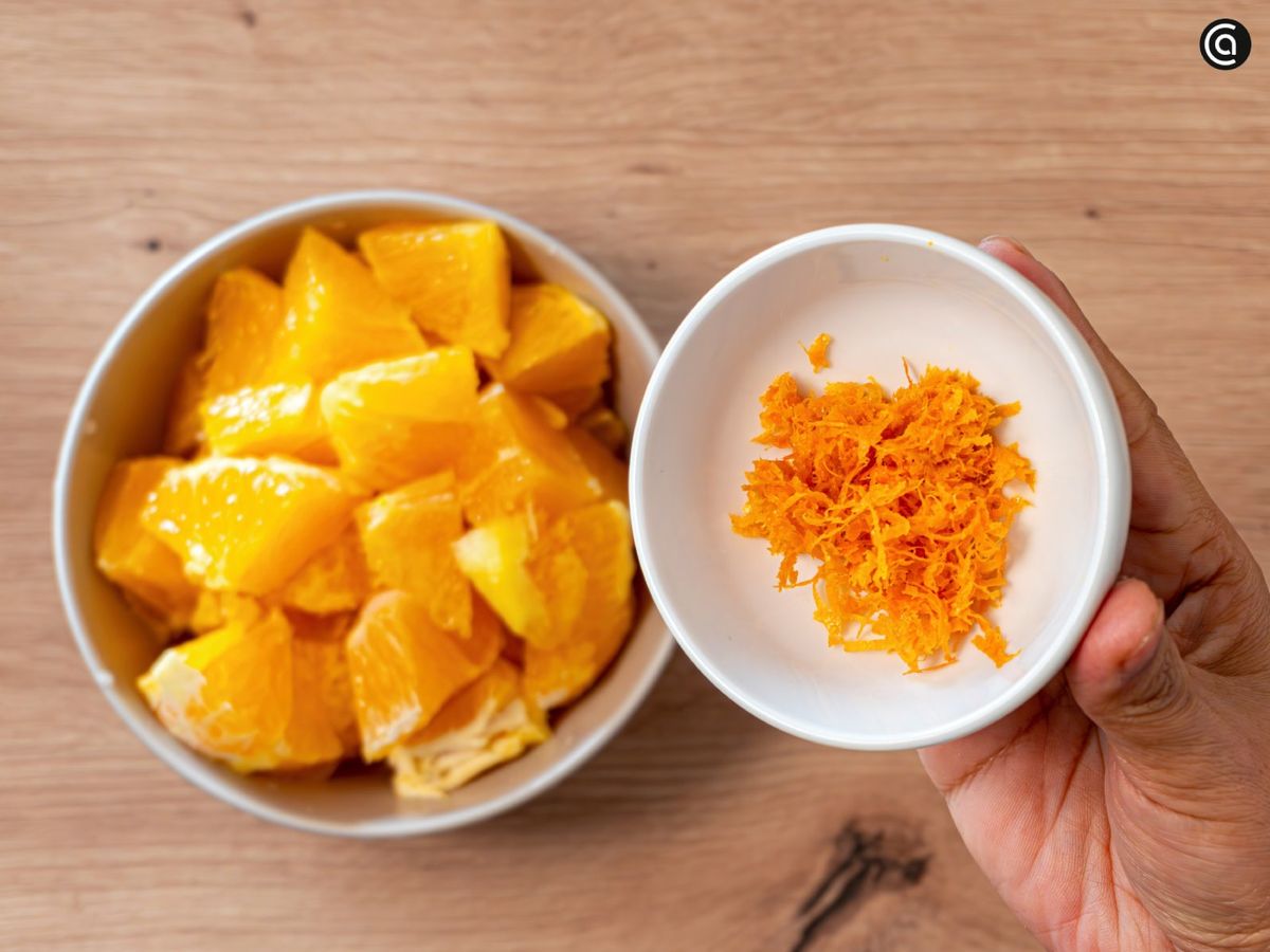 Ralla la cáscara de la naranja y trocea la naranja