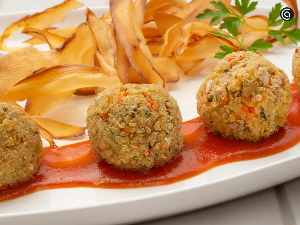Albóndigas de quinoa con chips de yuca, una alternativa vegetal pensada como plato principal.