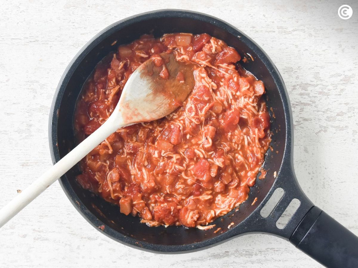 Añadir el guanciale y el queso a la salsa amatriciana