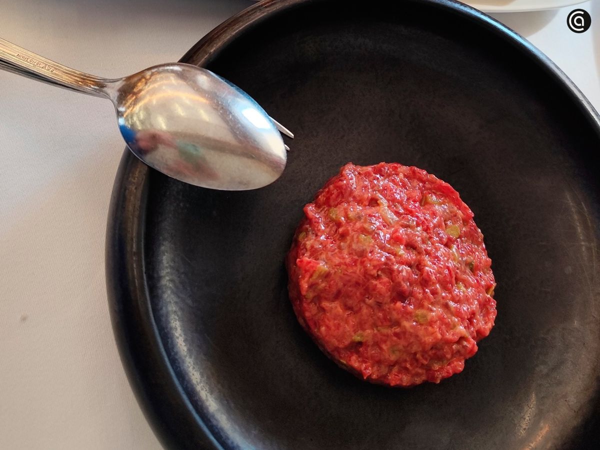 El steak tartar de buey servido con tuétano