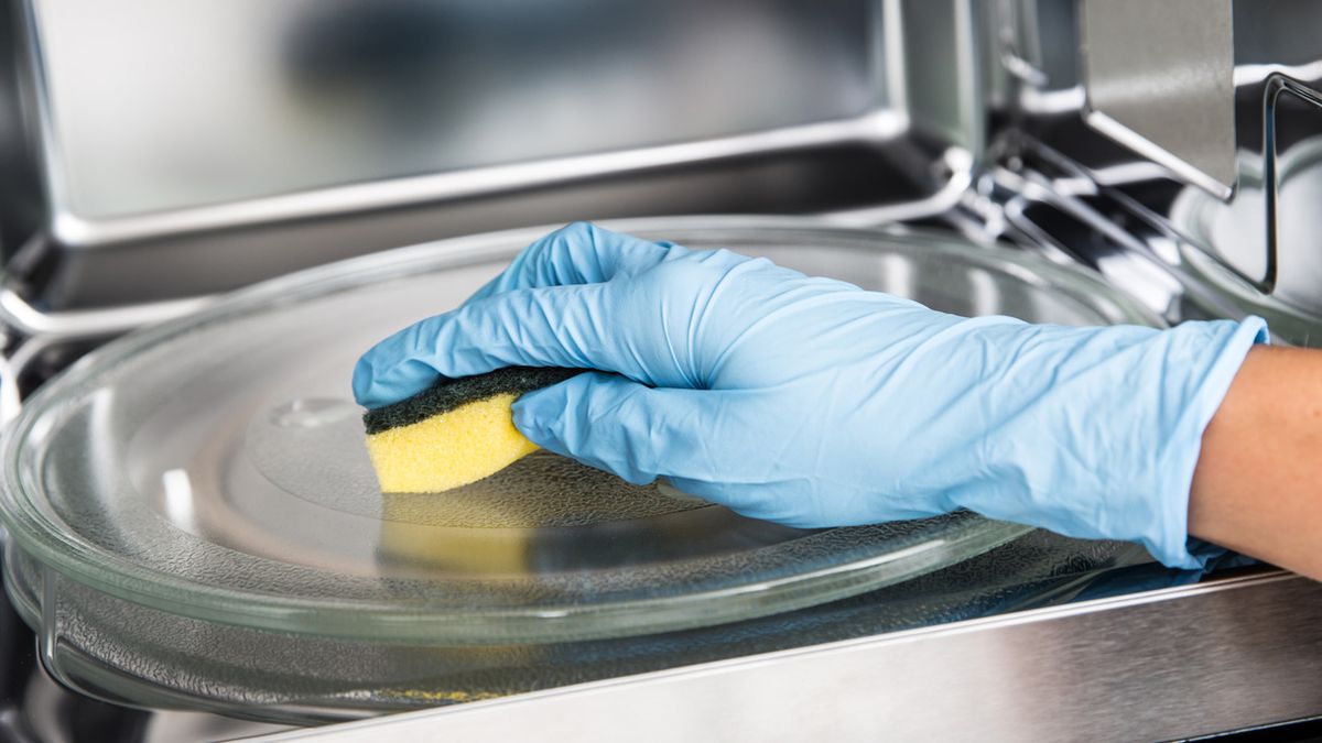 como limpiar el microondas con agua y limon4