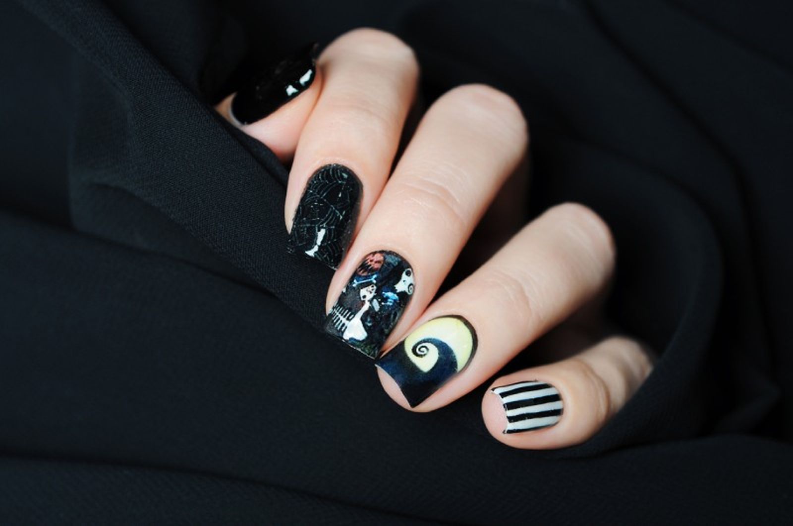 Manicura en negro y blanco con diseños ideales para Halloween Manicura en negro y blanco con diseños ideales para Halloween