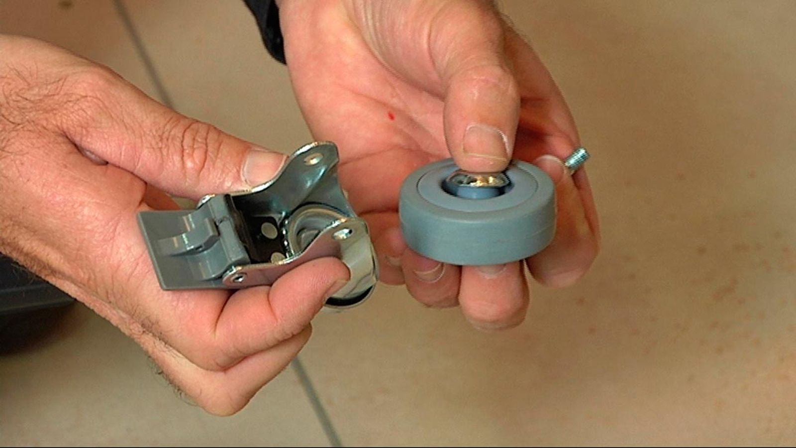 Colocar ruedas en patas de mesa paso 4 Colocar ruedas en patas de mesa paso 4