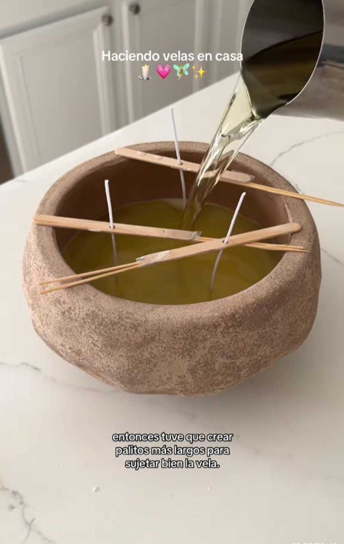 Verter la cera líquida en el macetero.