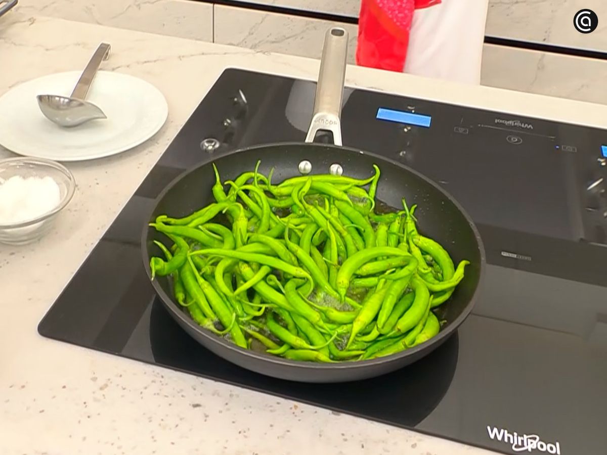 Con el aceite bien caliente, fríe las guindillas