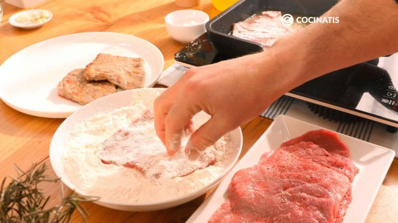 Enharinamos los filetes Enharinamos los filetes