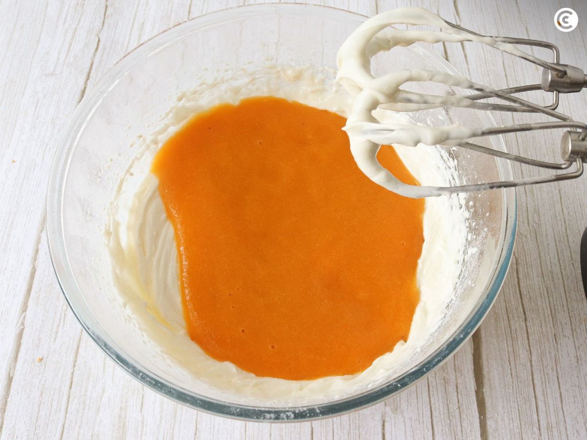 Mezclar la fruta con el queso para la tarta de melocotón