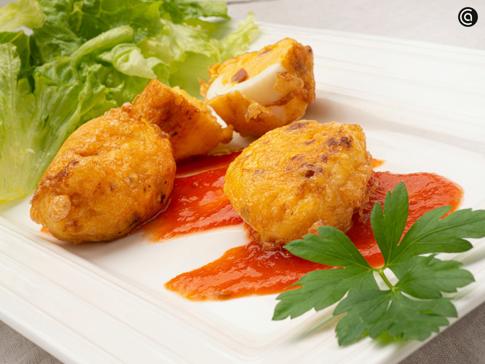 Huevos rellenos con bechamel de jamón