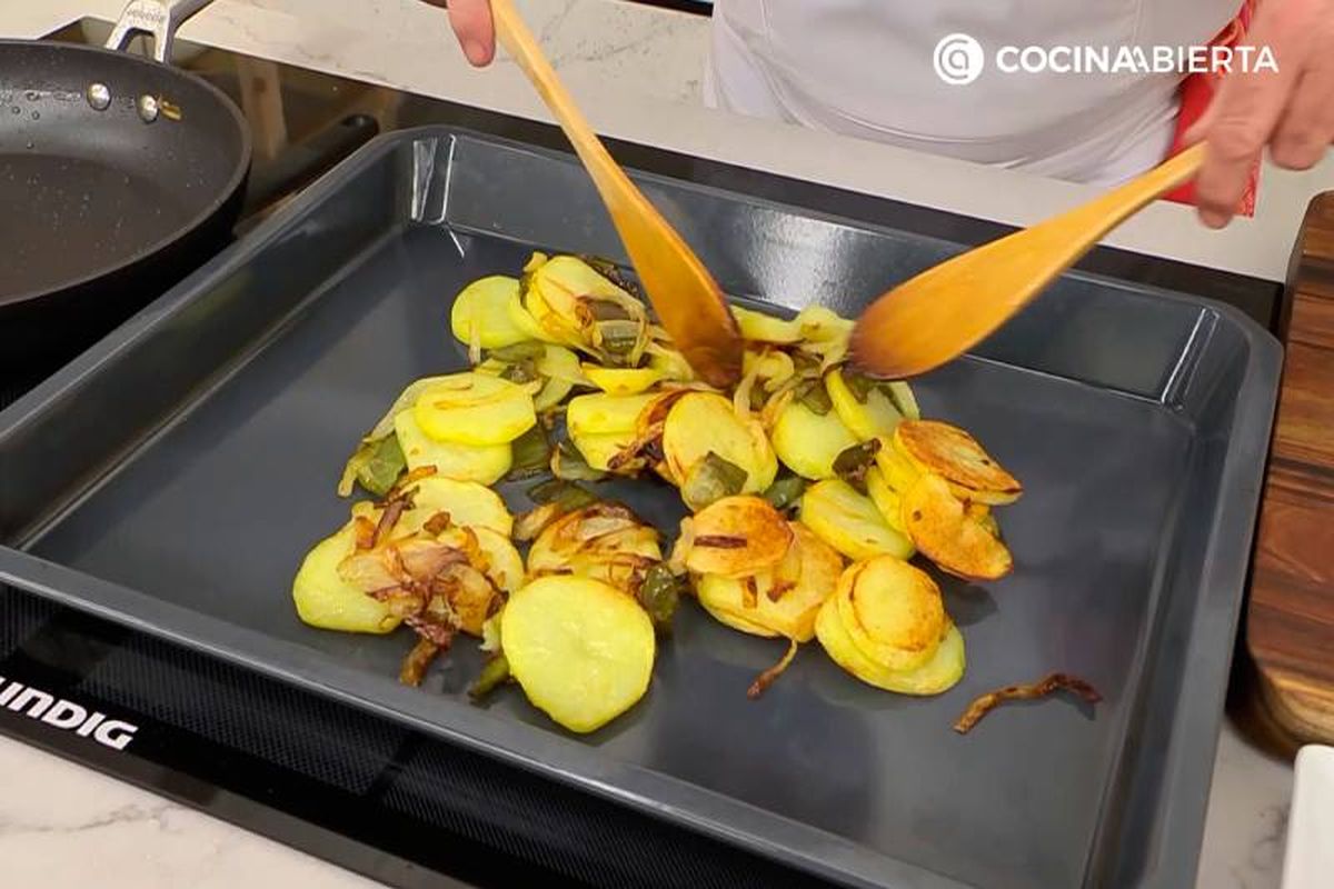 Elaboración de la receta de rape al horno con patatas - Cocina las patatas panadera