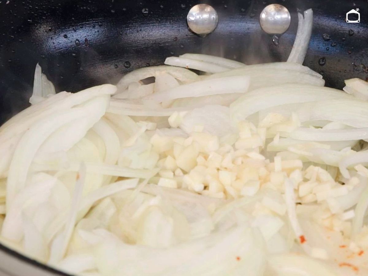 Pochar la cebolla para las longanizas al vino