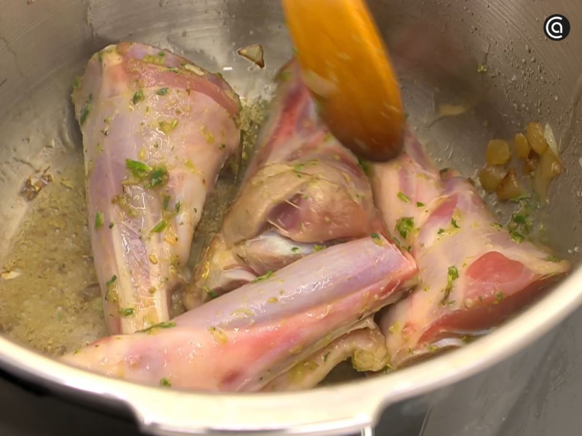 Los jarretes se doran en la olla para sellar la carne y concentrar los jugos.