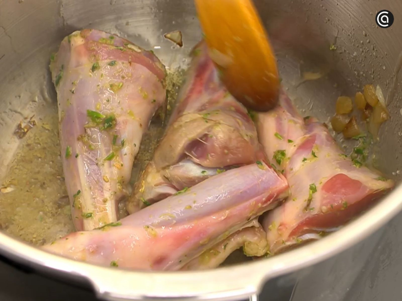 Los jarretes se doran en la olla para sellar la carne y concentrar los jugos.