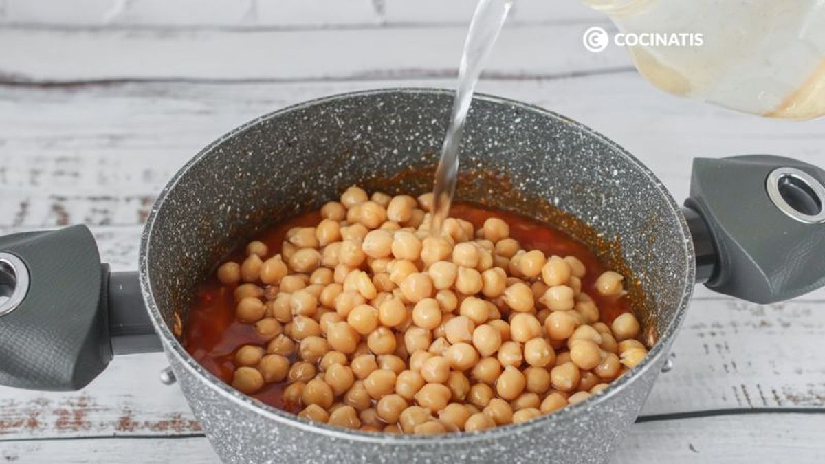 Agregamos los garbanzos cocidos y el caldo de verduras