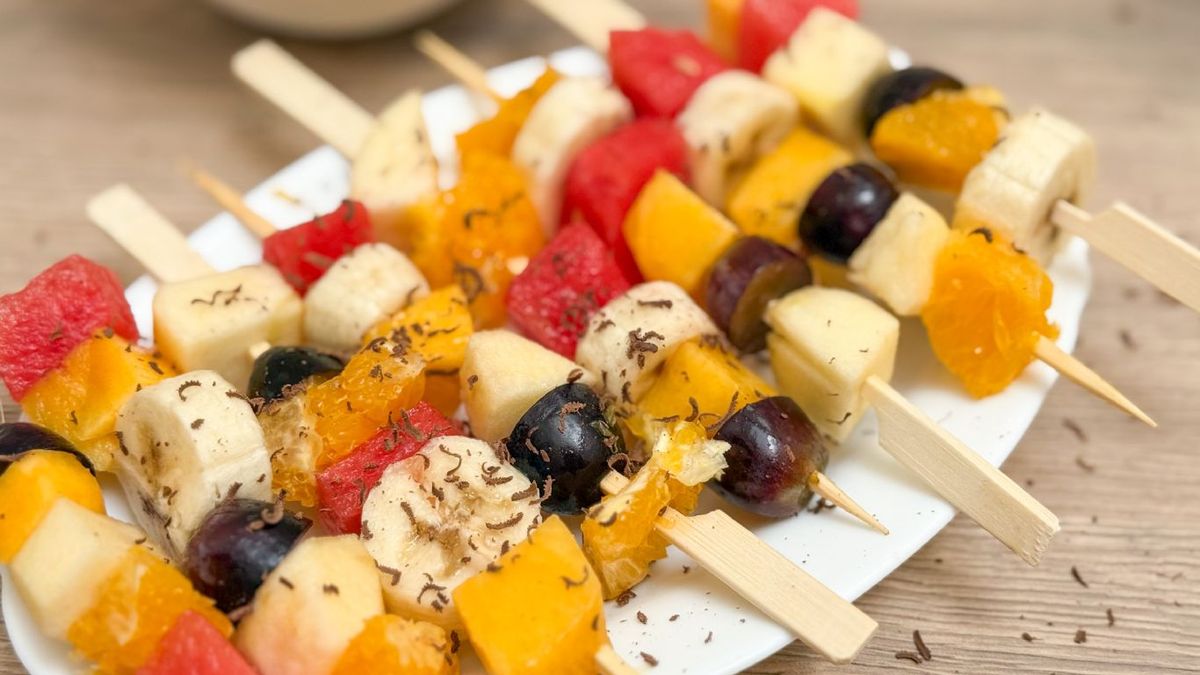 Brochetas de frutas con sandía, plátano y uva