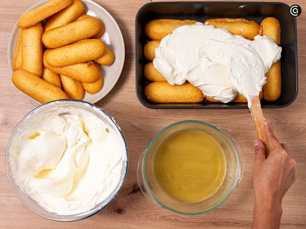 Cubre los bizcochos empapados con una capa de crema de mascarpone