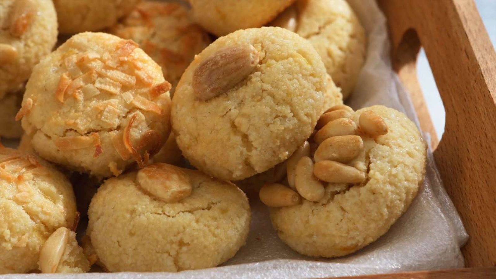Sácalos del horno cuando estén dorados Panellets caseros Paso 10