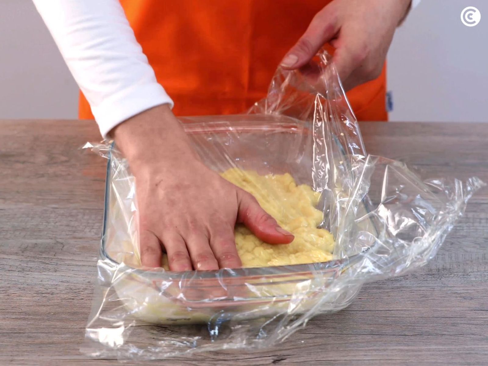 Prepara la masa de la leche frita para dejarla reposar Prepara la masa de la leche frita para dejarla reposar