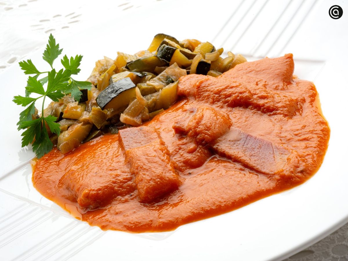 Las magras son trozos de carne magra de cerdo que se guisan con tomate