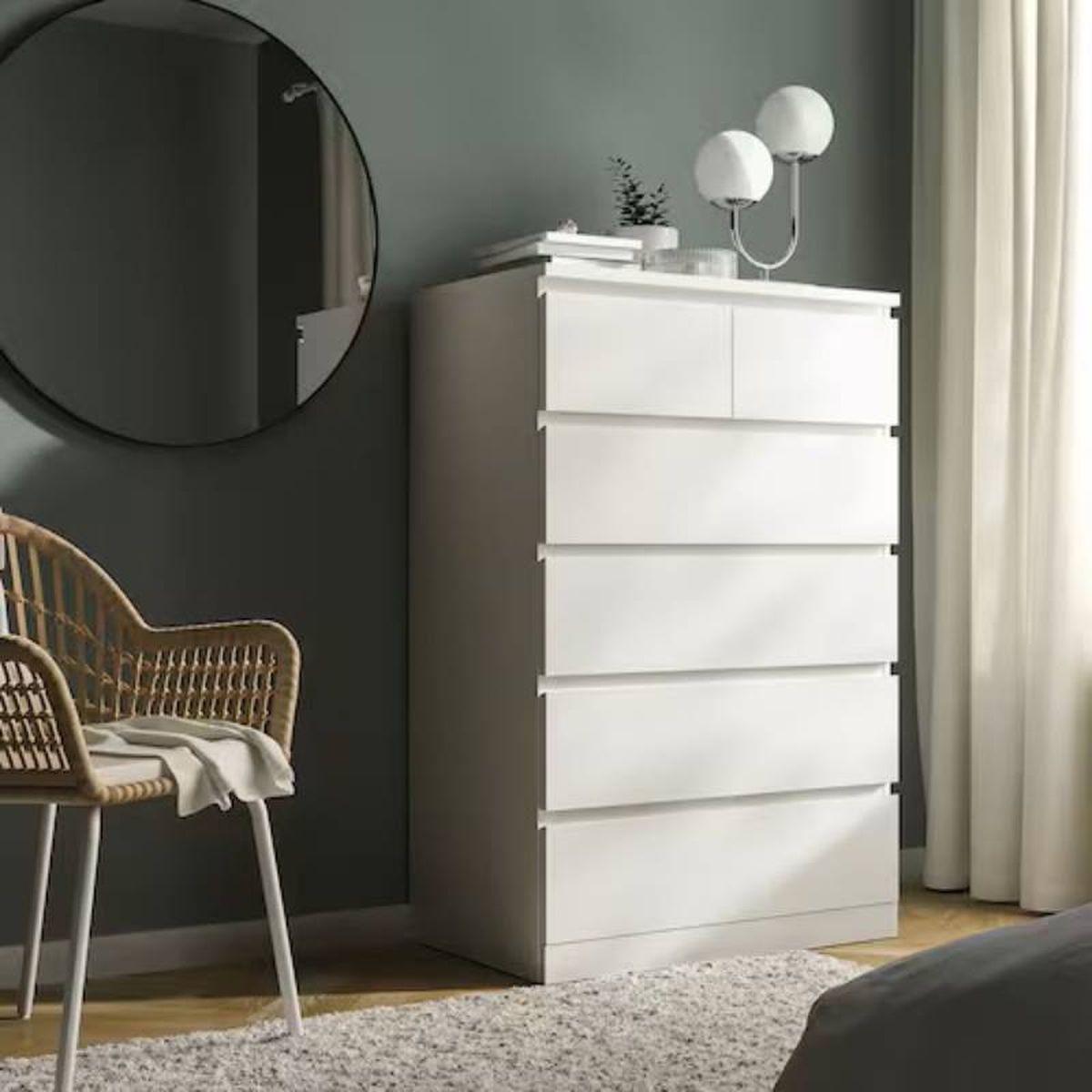 Dormitorio con cómoda Malm en blanco de Ikea.