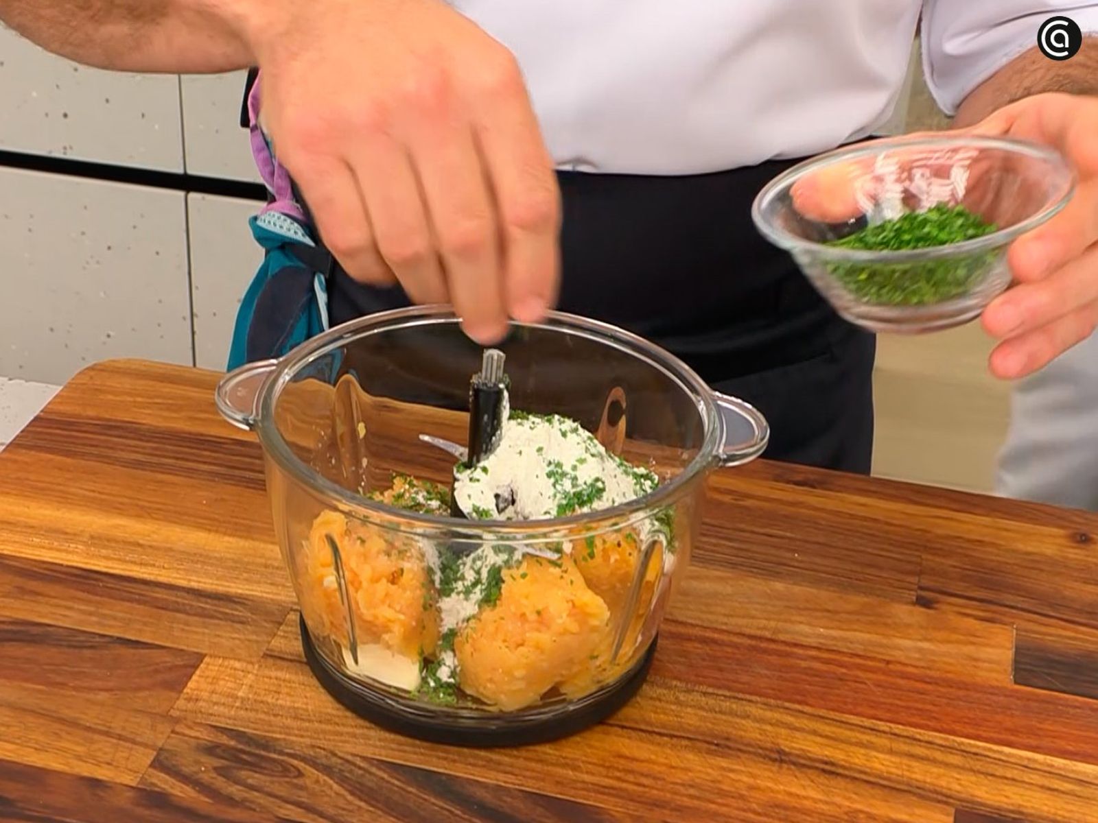 Procesa la carne para elaborar salchichas caseras