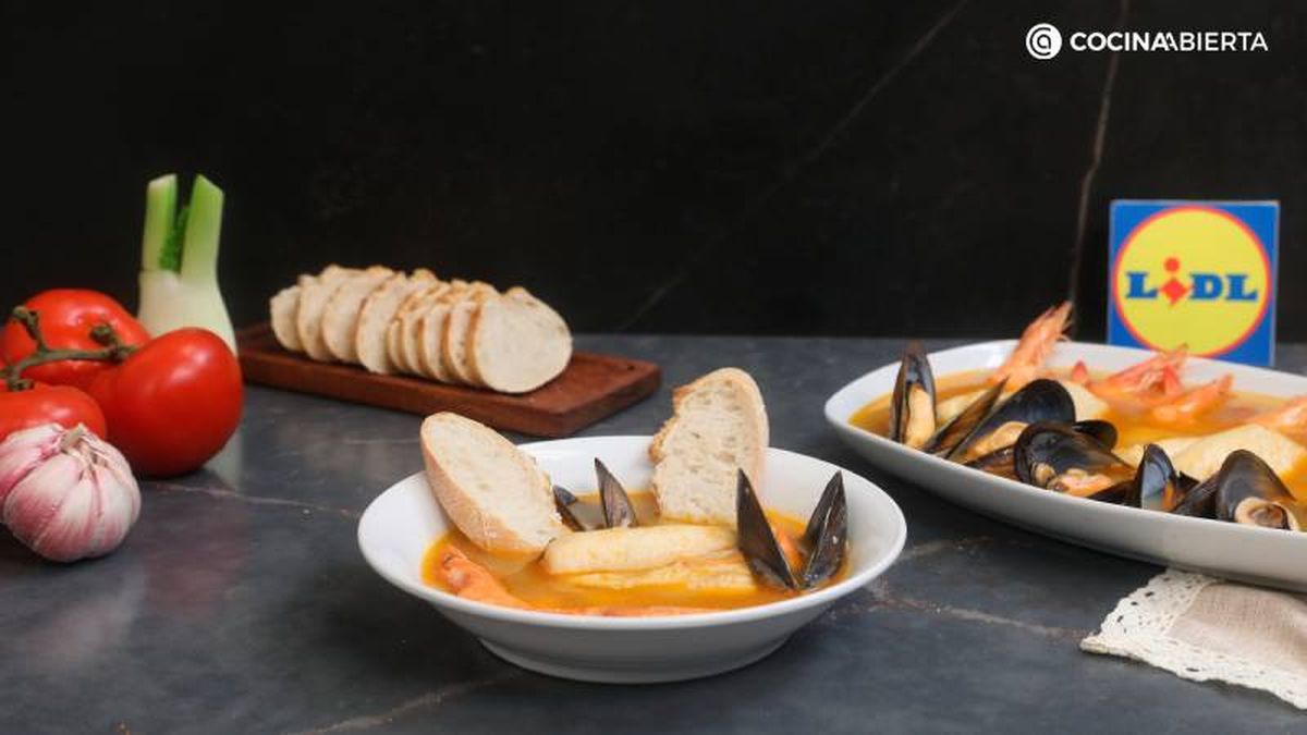 Sirve la sopa bullabesa con rebanadas de pan