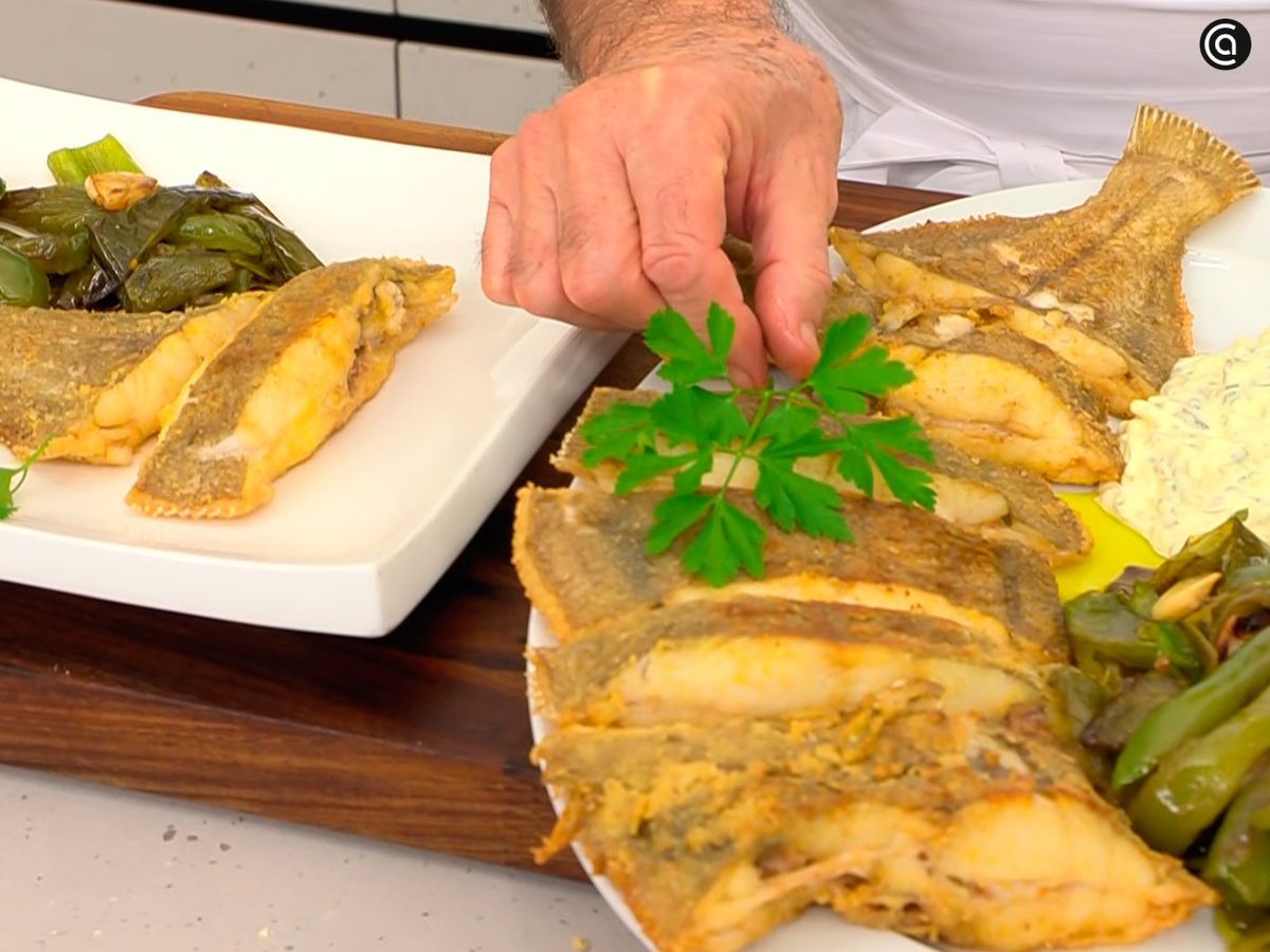 Sirve el gallo bien crujiente con salsa tártara y una guarnición de pimientos verdes fritos