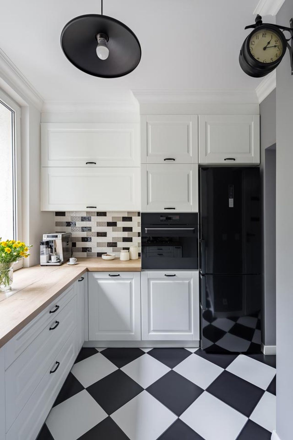 cocina blanca y negra suelo ajedrez