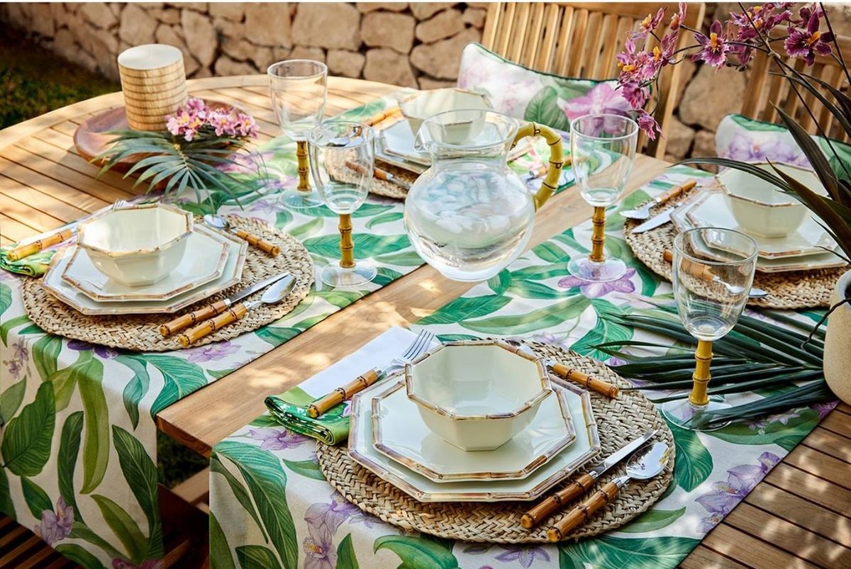 Cojines alegres y estampados exóticos en sillas de exterior