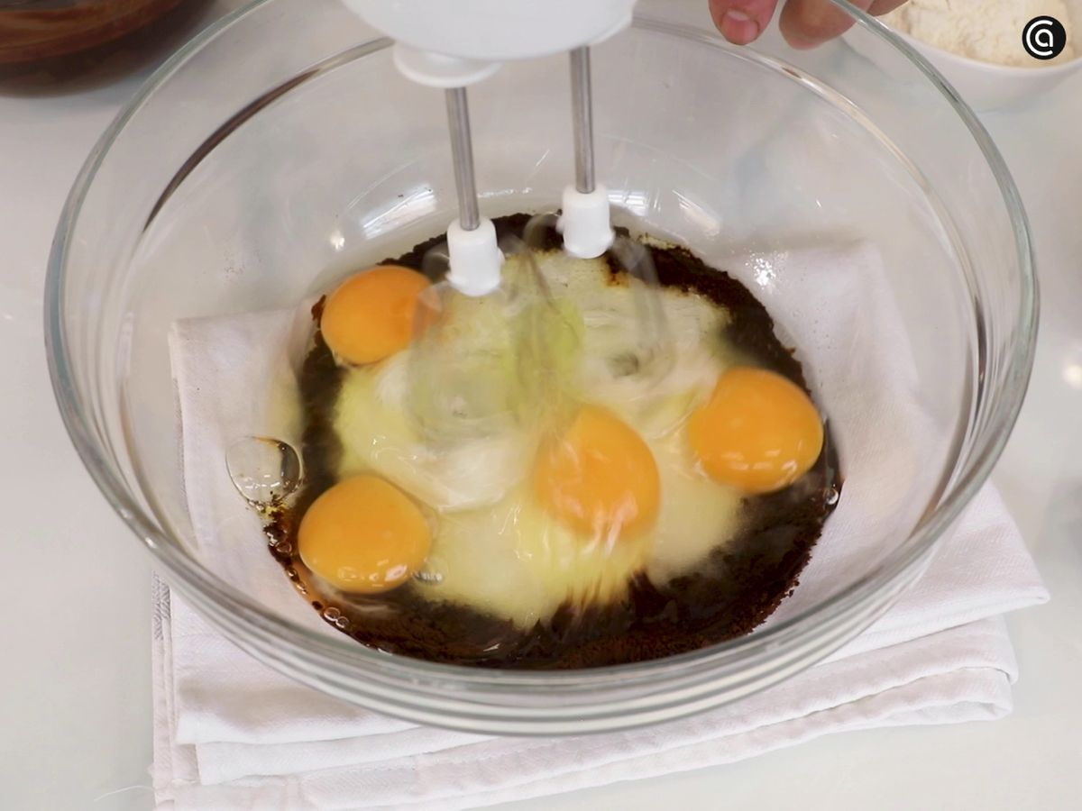Bate bien los ingredientes para que el brownie de chocolate y café esté esponjoso