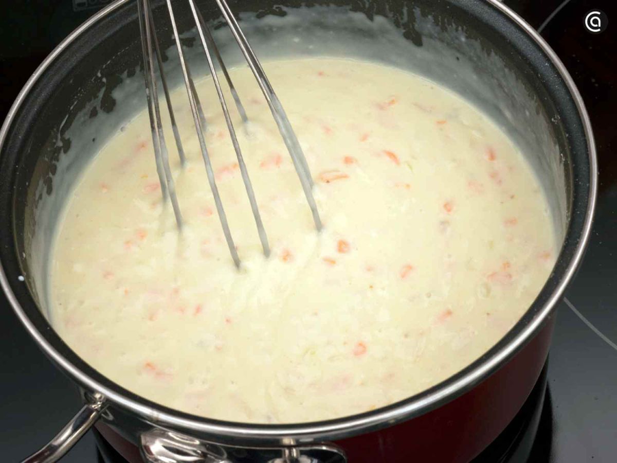 Cocina la bechamel con la carne de zancarrón y las verduras