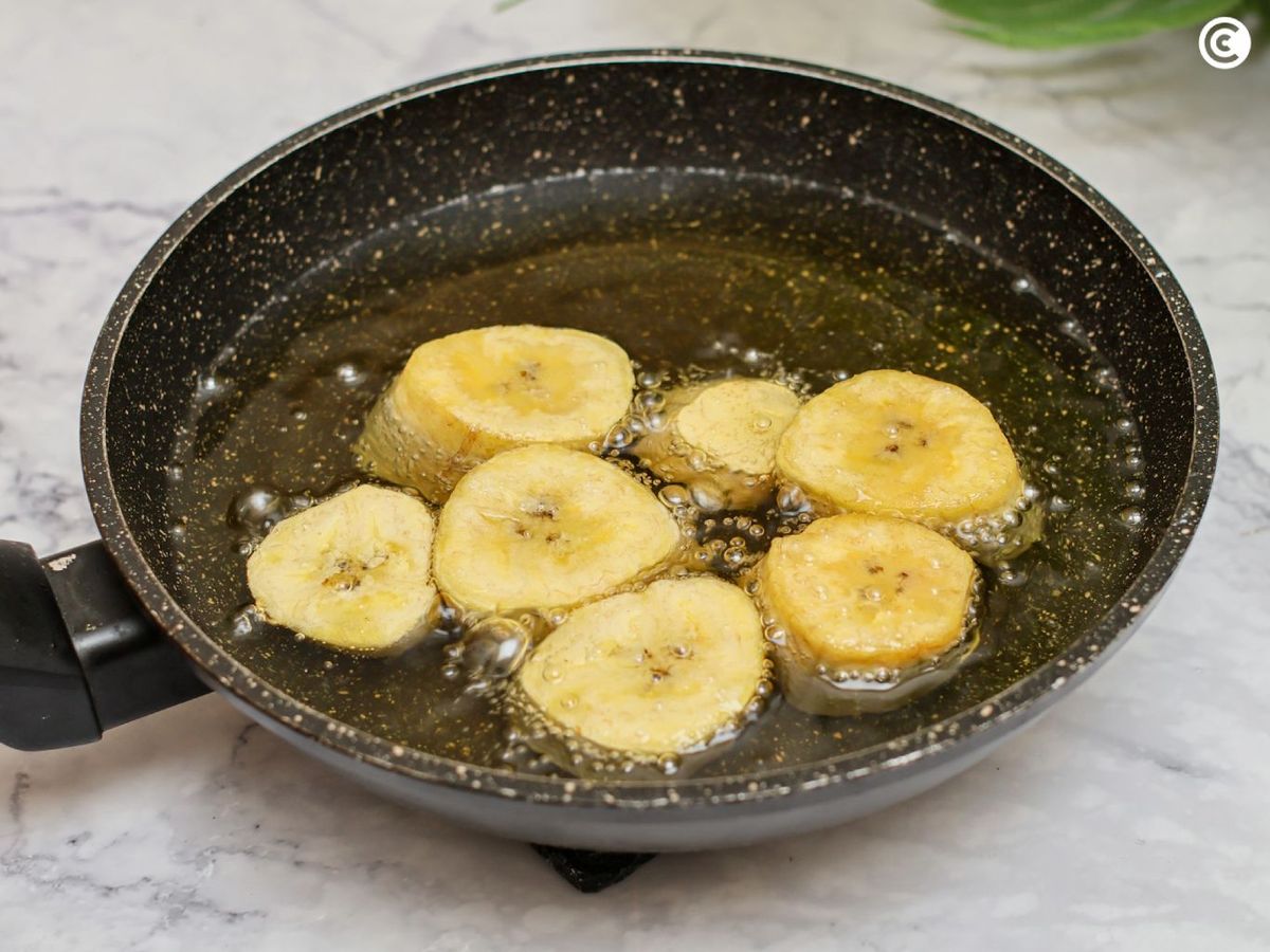 Freír el plátano macho en rodajas para hacer los patacones