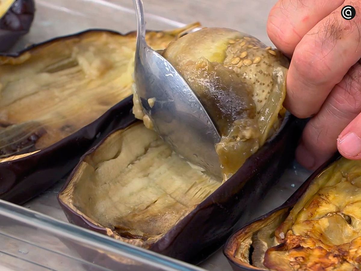 Vaciar las berenjenas para rellenarlas de pollo con velouté