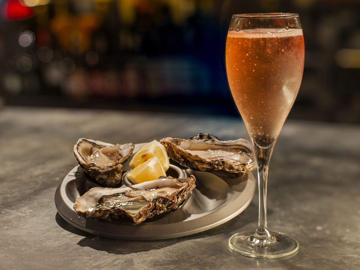 Ostras frescas con cava, la combinación estrella para tapear en el Mercado de San Miguel.