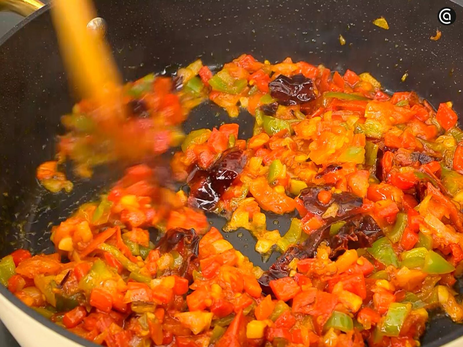 Sofríe las verduras en una cazuela
