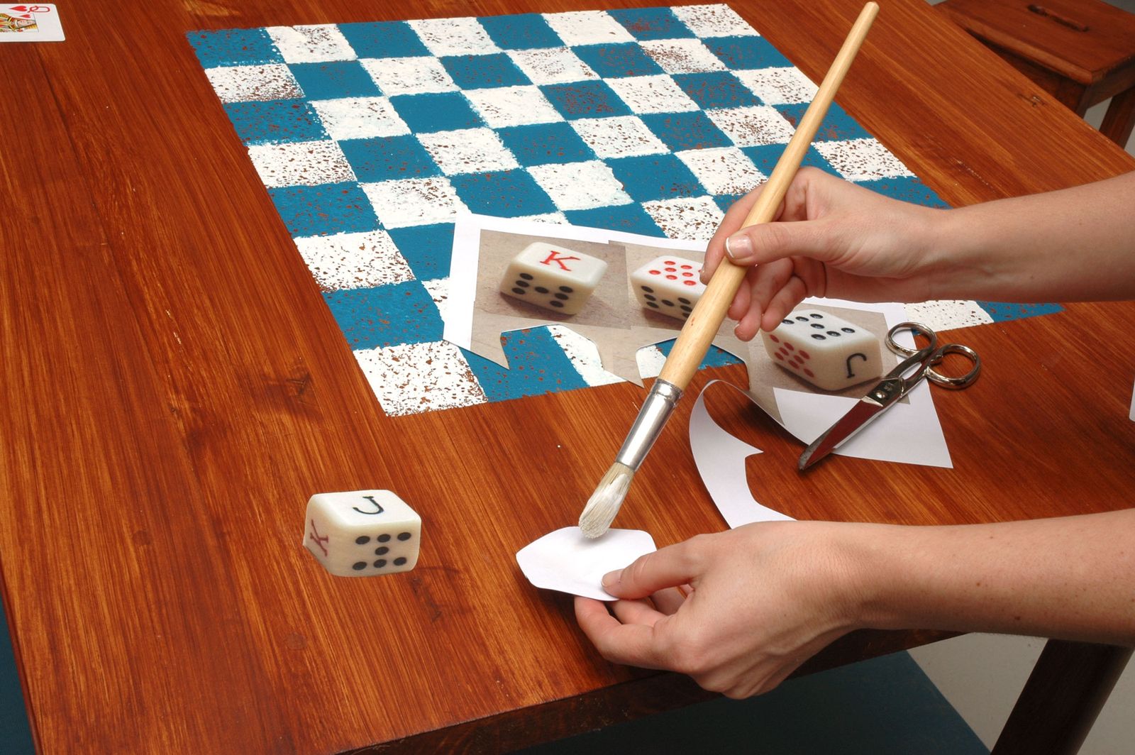 Decorar mesa para jugar a las damas paso 4 Decorar mesa para jugar a las damas paso 4