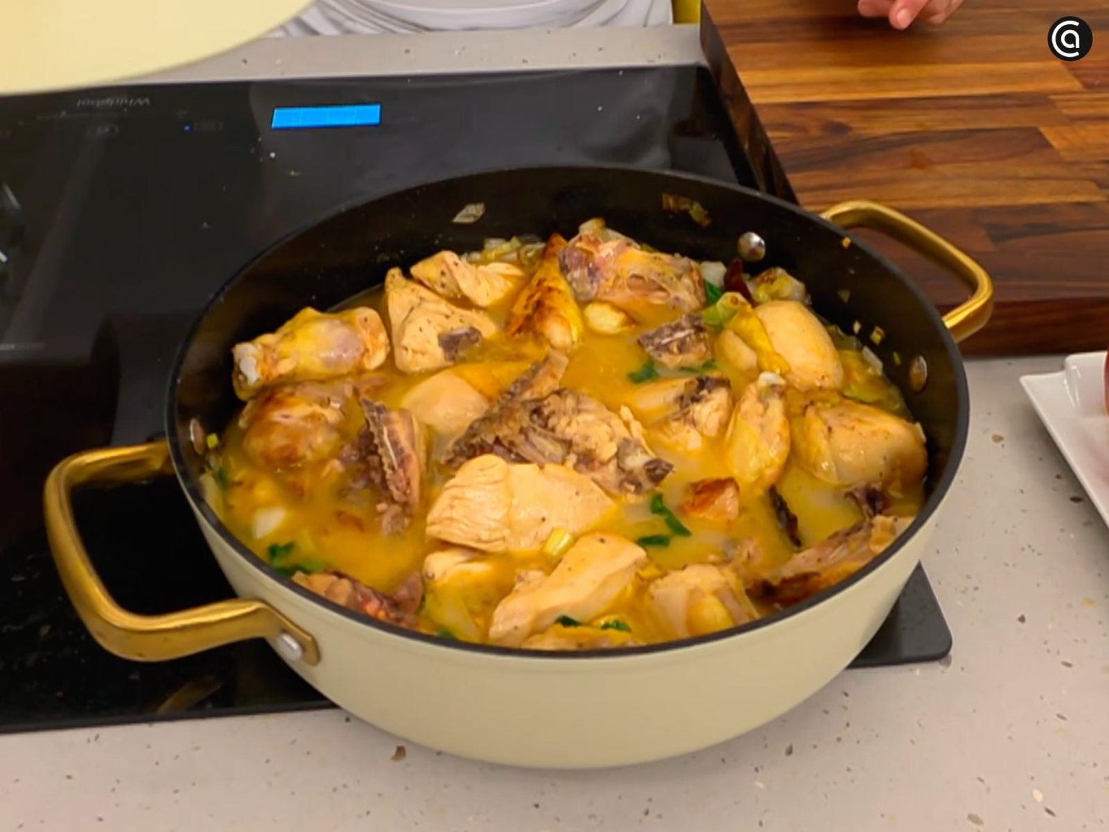 Pocha las verduras y después agrega el pollo con el caldo