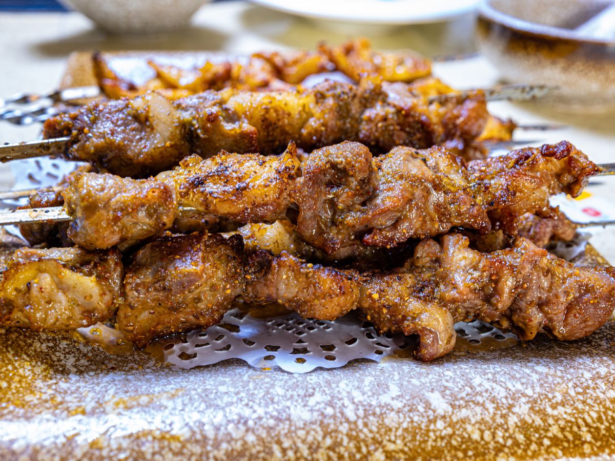 Brochetas de cordero adobado, el pincho moruno en su versión más auténtica y jugosa.