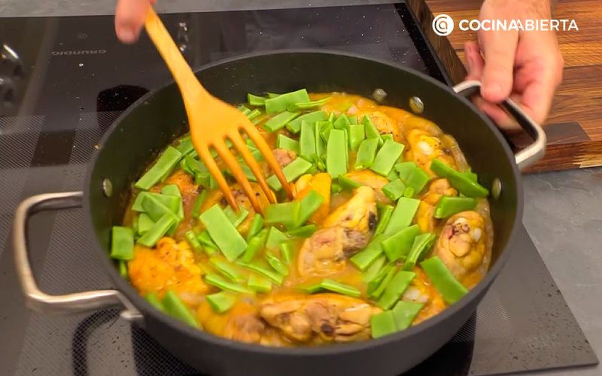 Añade el pollo y las judías verdes, y deja que se cocinen durante 20 minutos