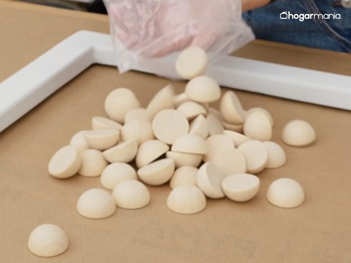Las medias esferas de madera se vuelcan sobre la mesa para tenerlas a mano y facilitar el trabajo.