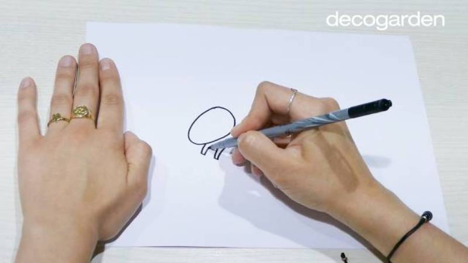 Paso 1 para dibujar a un perro corriendo. Paso 1 para dibujar a un perro corriendo.